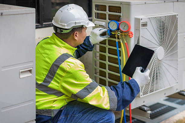 Professional Hvac technician working in Bolingbrook, IL